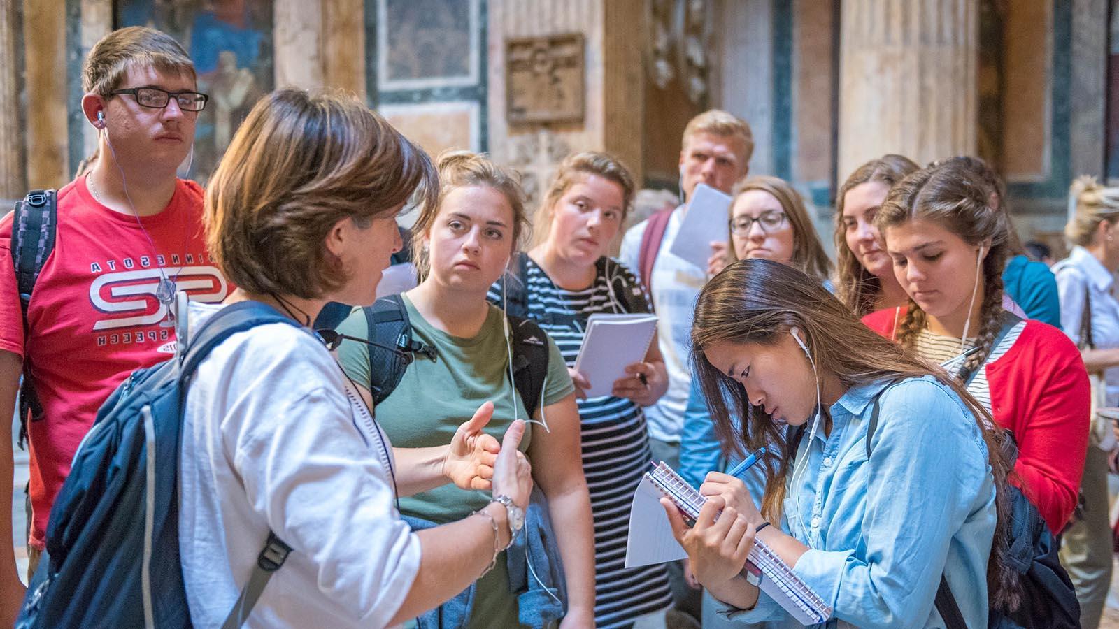 留学生在罗马万神殿学习, 意大利, 听教授讲课时做笔记