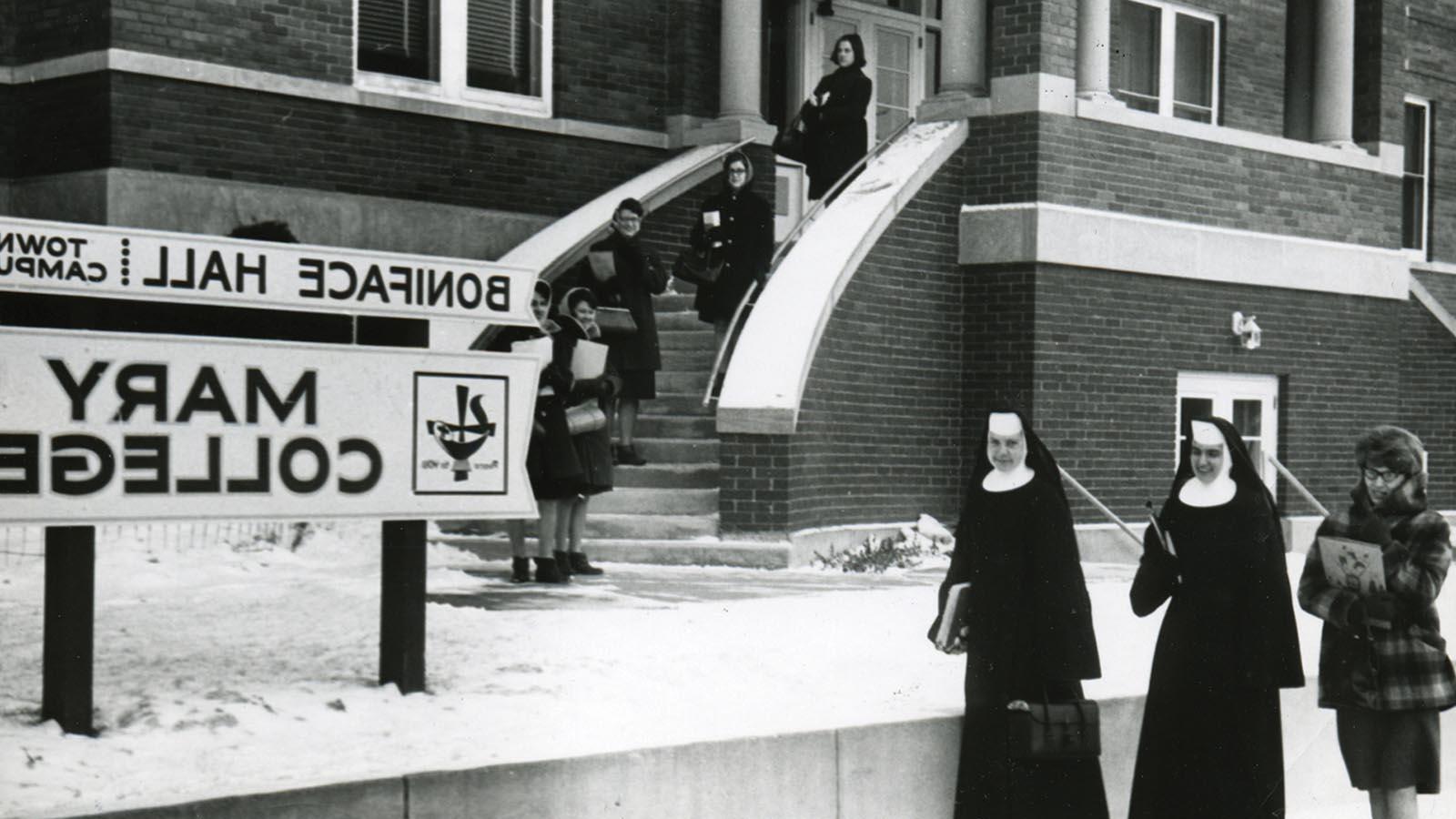 立博中文版城校园的姐妹和学生站在博尼法斯大厅外的历史照片